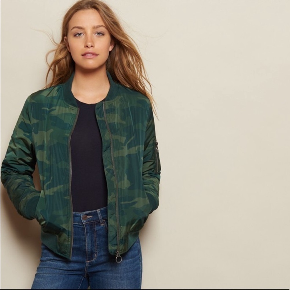 Garage women's camo bomber jacket small